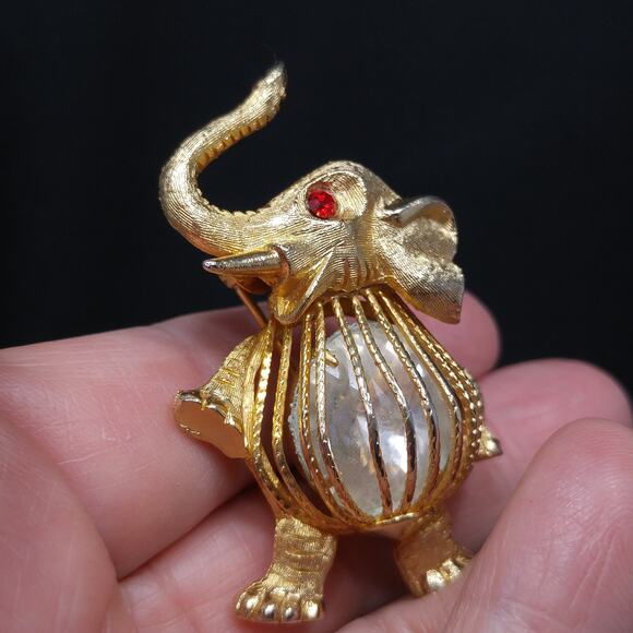 Vintage 1960s Elephant Brooch, Up Turned Trunk, Caged Rivoli Crystal Belly - Picture 9 of 10